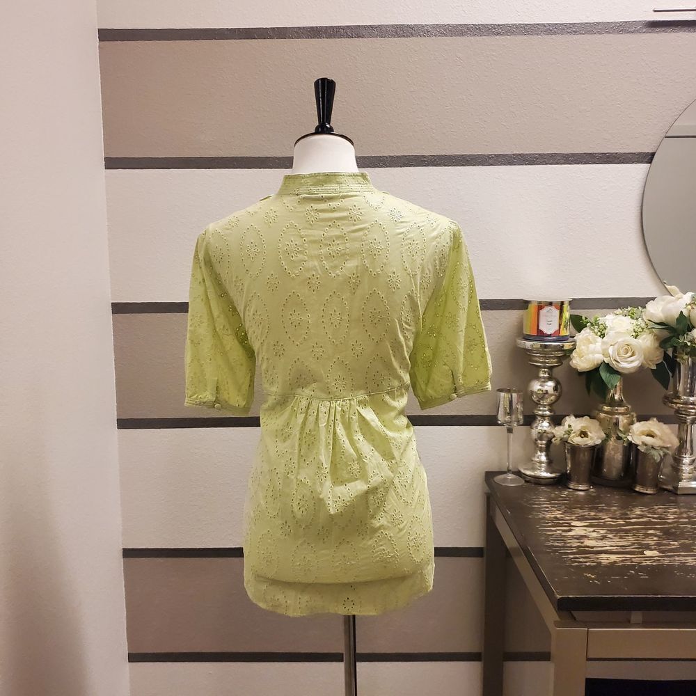Vertigo Keyhole Ruffle Blouse Sz L - Picture 2 of 3